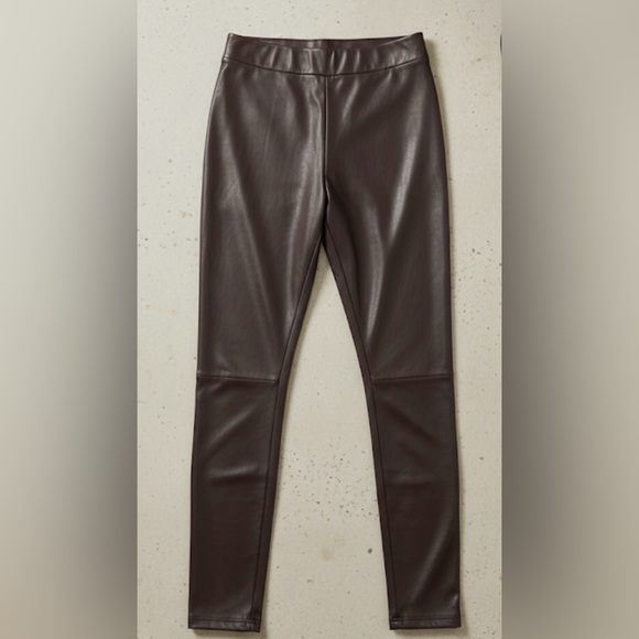 π Reitmans - Dark Brown High-Rise Faux Leather Leggings - Picture 2 of 5
